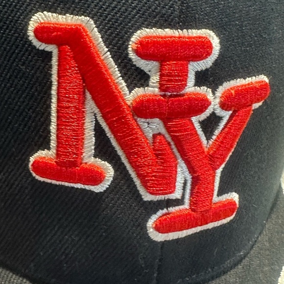 New York Beautifully Embroidered Cap 80% Acrylic 20% Wool. NEW with Tags - Picture 6 of 9